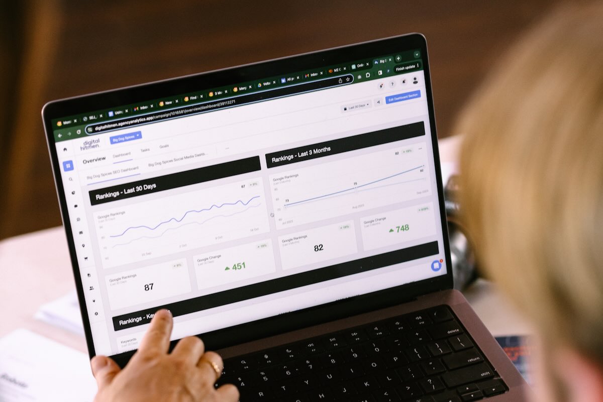 Digital marketing exports demonstrating real small business growth with impressive growth on a screen