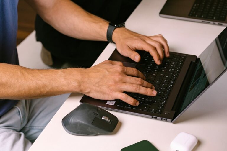 SEO content writer writing instructions on how to write content for SEO